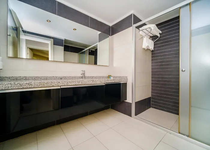 Delfino Aparthotel 4*