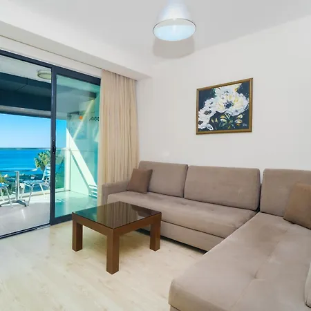 Aparthotel Delfino Buti̇k 3*